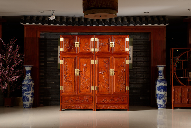 檀雕花鳥(niǎo)頂箱柜